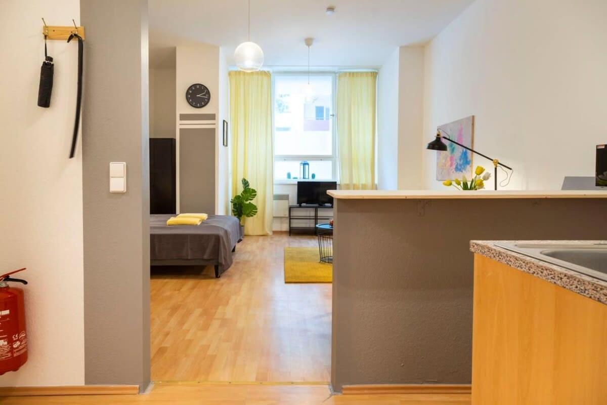 Cozy 2 Room Apartment Next To Hermannstrasse Berlim Exterior foto
